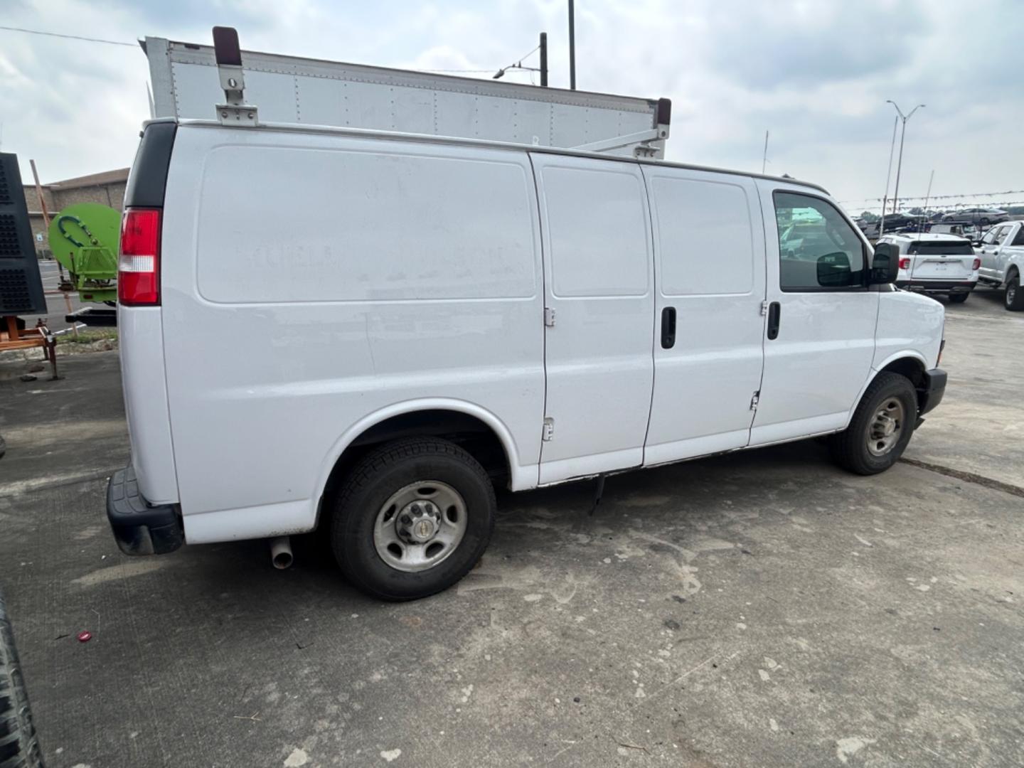 2021 White Chevrolet Express 2500 Cargo (1GCWGAFPXM1) with an 4.3L V6 engine, 6A transmission, located at 1687 Business 35 S, New Braunfels, TX, 78130, (830) 625-7159, 29.655487, -98.051491 - Photo#7